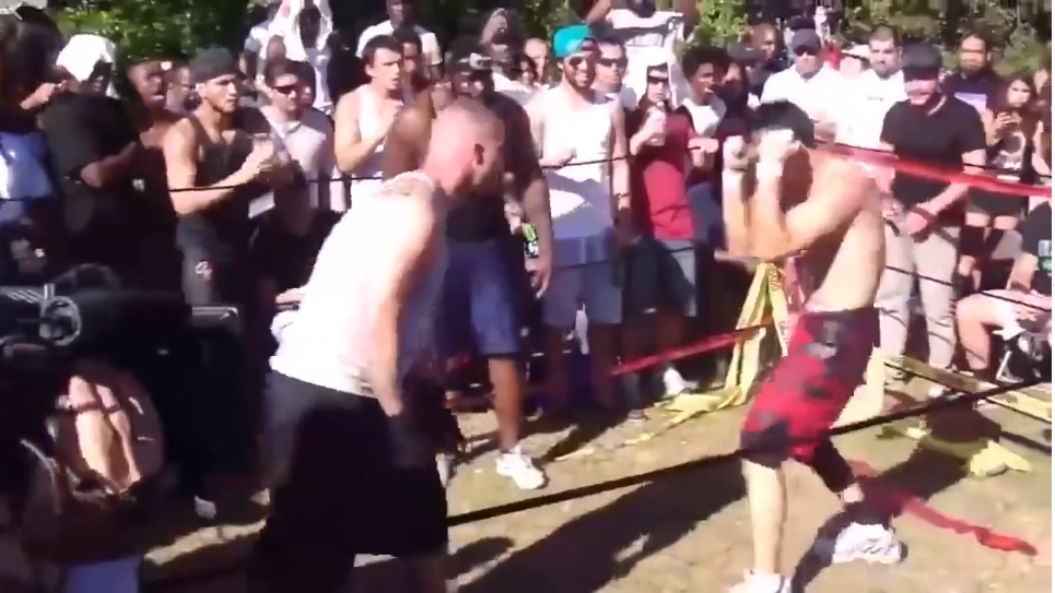 Luptă clandestină cu un final extrem de spectaculos: Boxer vs Luptător de Muay Thai. Voi pe cine mizați? 