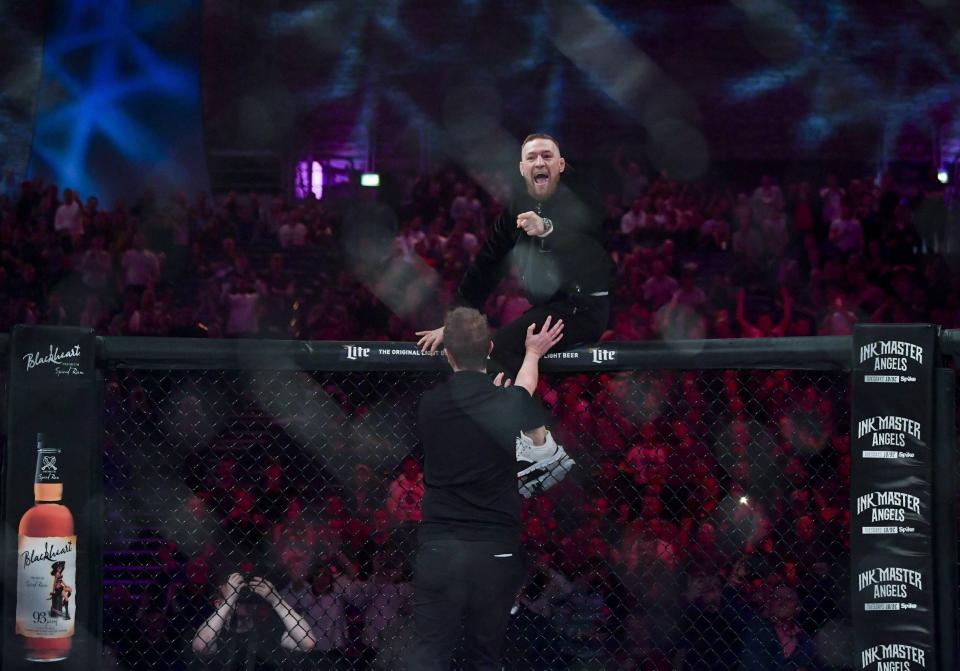 VIDEO. Conor McGregor a intrat in octogonul Bellator dupa o lupta, s-a certat cu arbitrul si a plesnit un membru din staff!