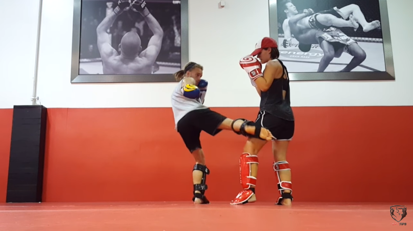 TUTORIAL: Cum să distrugi piciorul adversarului prin low kick-uri (VIDEO) 