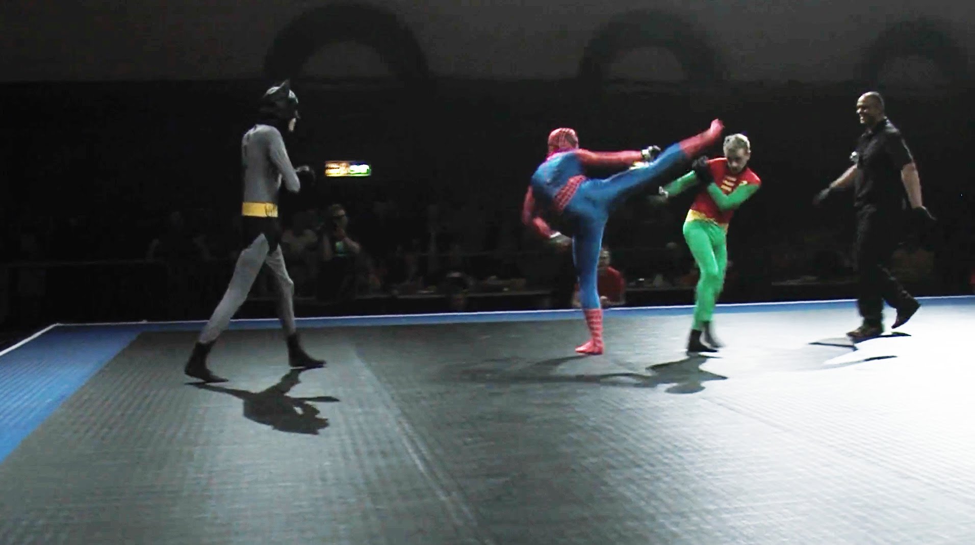 VIDEO. Luptă MMA: Spiderman vs. Batman & Robin. Cine credeți că va câștiga? 