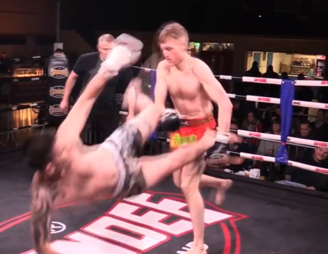 Cel mai neașteptat knockdown din Muay Thai (VIDEO) 