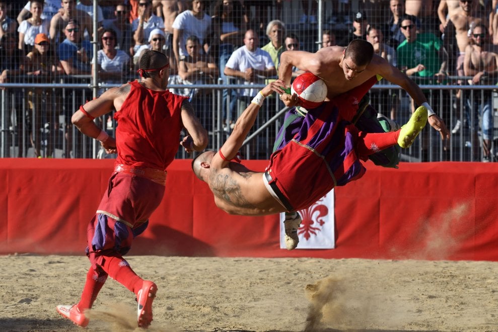 Calcio Storico - Cel mai dur sport din lume care îmbină fotbalul cu MMA (VIDEO) 