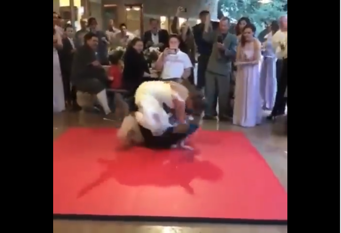 Dansul mirilor sau un sparring de BJJ? Ce-ar fi să le facem pe amândouă? (VIDEO) 