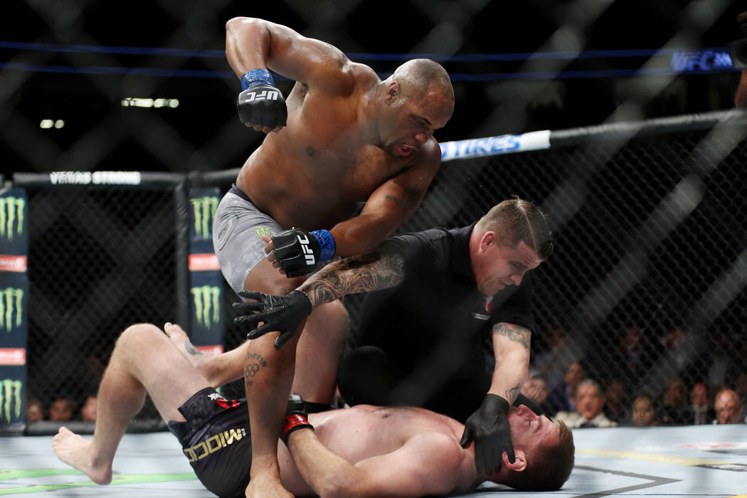 VIDEO. Rezultate UFC 226: Stipe Miocic vs Daniel Cormier-gala în care s-a făcut istorie!