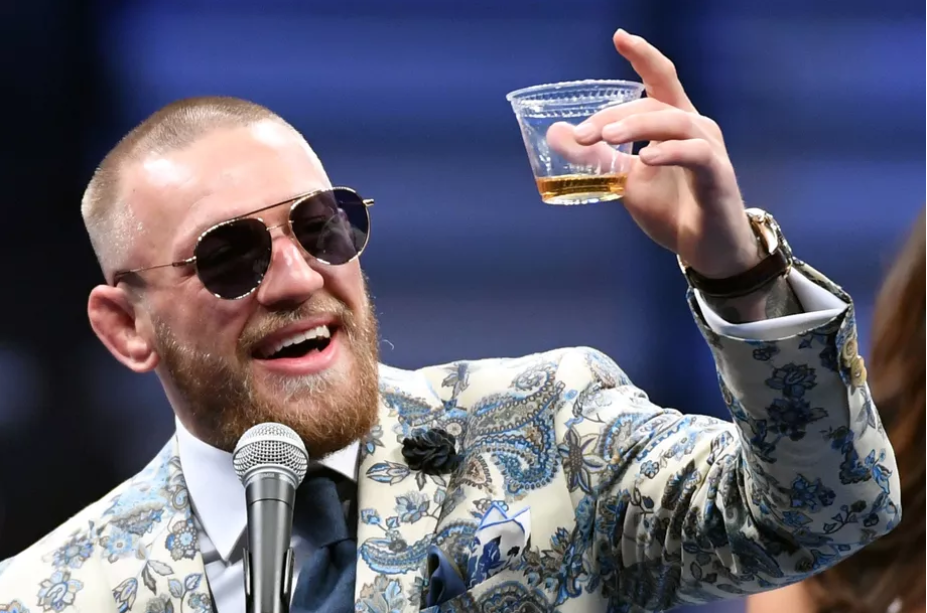 Conor McGregor a primit cadou o statuie cu el în valoare de $66,000 cu ocazia împlinirii vârstei de 30 de ani! Intră să vezi cum arată!