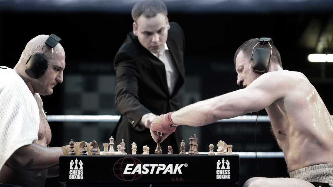 Chess Boxing sau mai bine zis în română, Șah Box(ând) este sportul în care luptătorii se bat și joacă șah pentru a câștiga lupta! (VIDEO) 