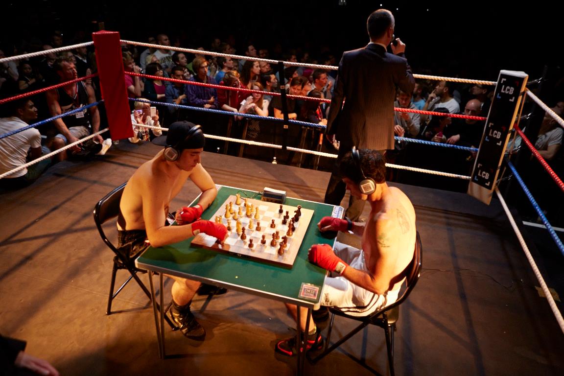 Chess Boxing sau mai bine zis în română, Șah Box(ând) este sportul în care luptătorii se bat și joacă șah pentru a câștiga lupta! (VIDEO) 