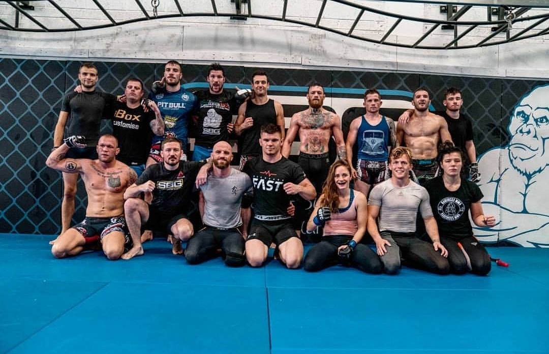 Poza de grup cu Ion Pascu in tabara lui Conor McGregor