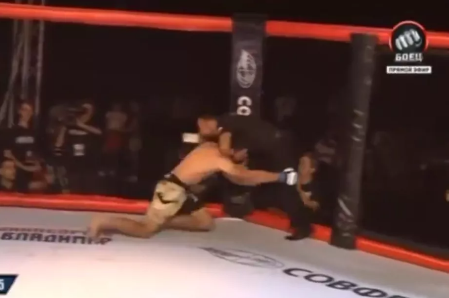 VIDEO. Arbitru nevoit să-și arate tehnica de apărare în octogon + Fazele săptămânii din MMA