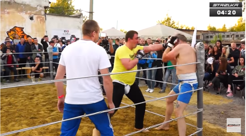 VIDEO. Luptă de stradă între un boxer de 50 de ani și un luptător de MMA 'voluminos'