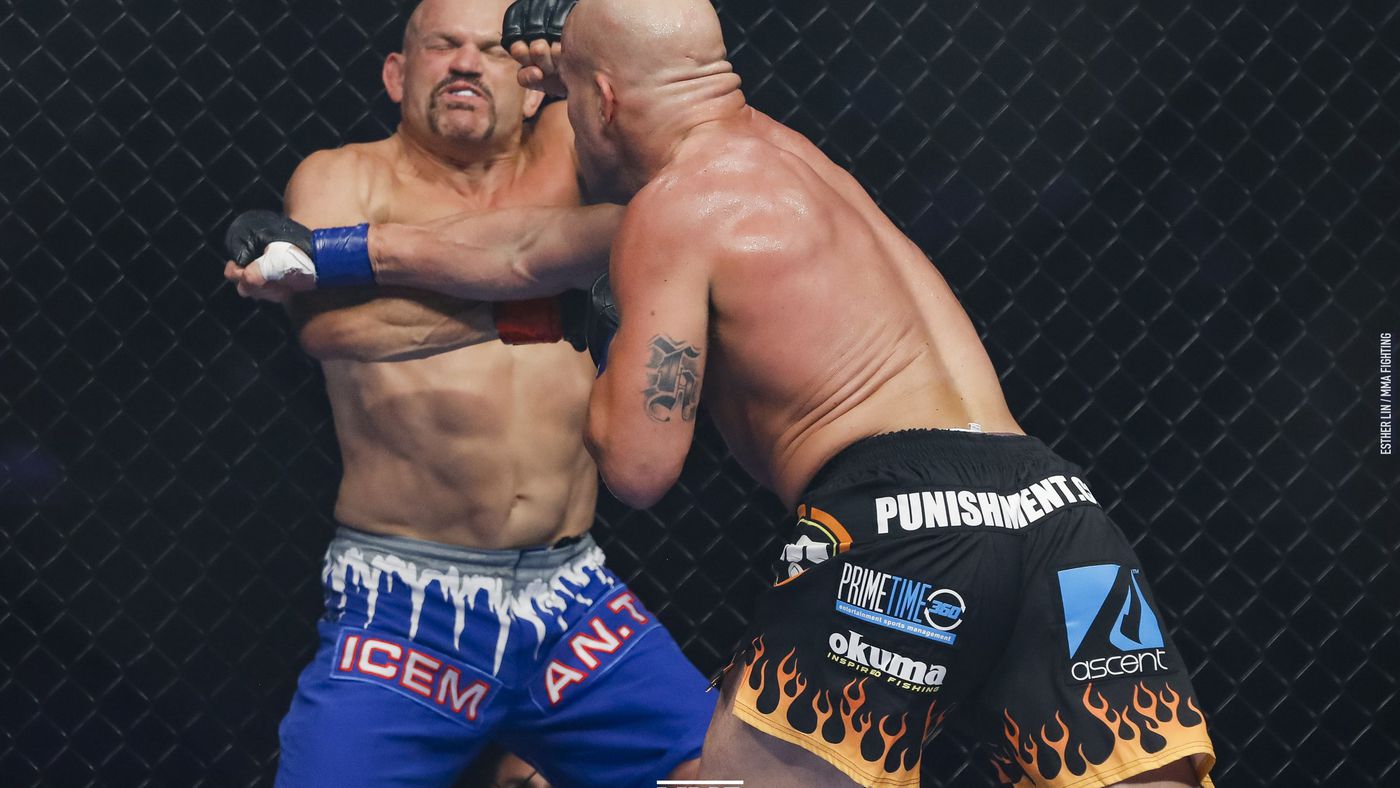 VIDEO. Vezi KO-ul brutal reușit de Tito Ortiz împotriva lui Chuck Liddell!