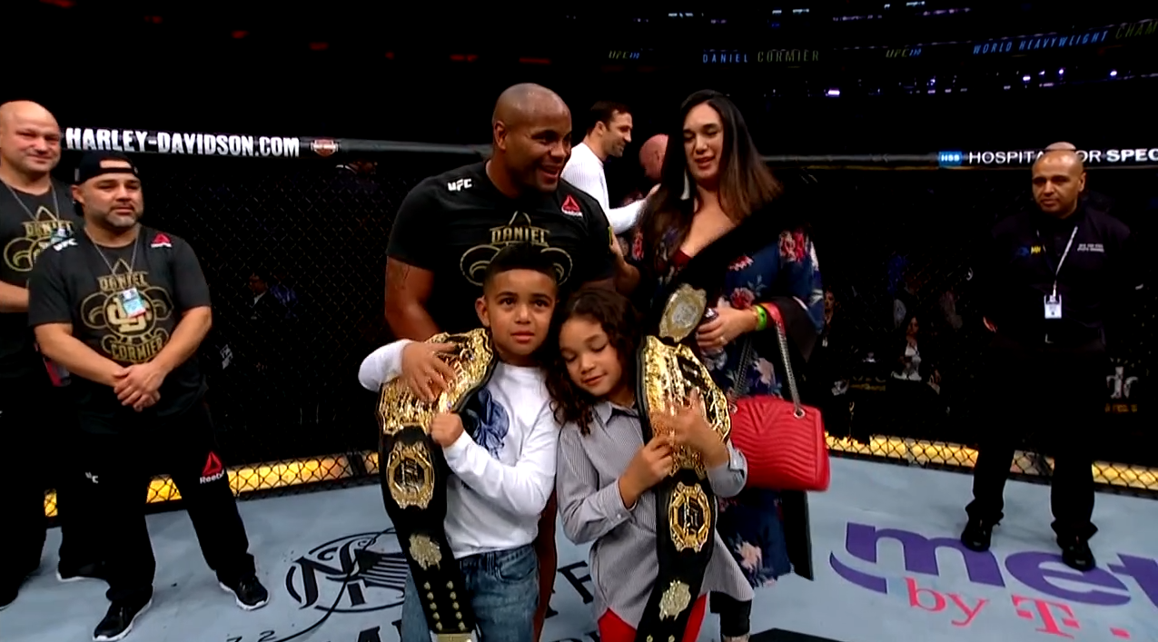 O familie fericita - Daniel Cormier, alturi de sotie si copii