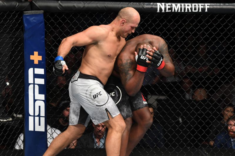 VIDEO. Rezultate și rezumate UFC Derrick Lewis vs Junior dos Santos. O seară plină de KO-uri nimicitoare! 