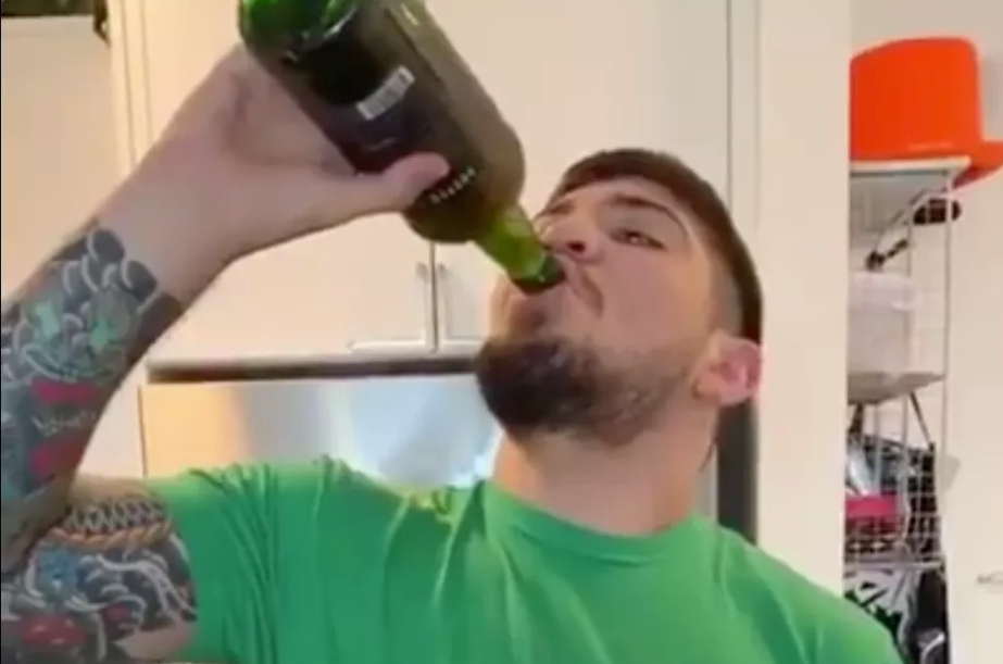 VIDEO. Dillon Danis, prietenul lui Conor Mcgregor, dă pe gât o sticlă întreagă de Proper Twelve whiskey