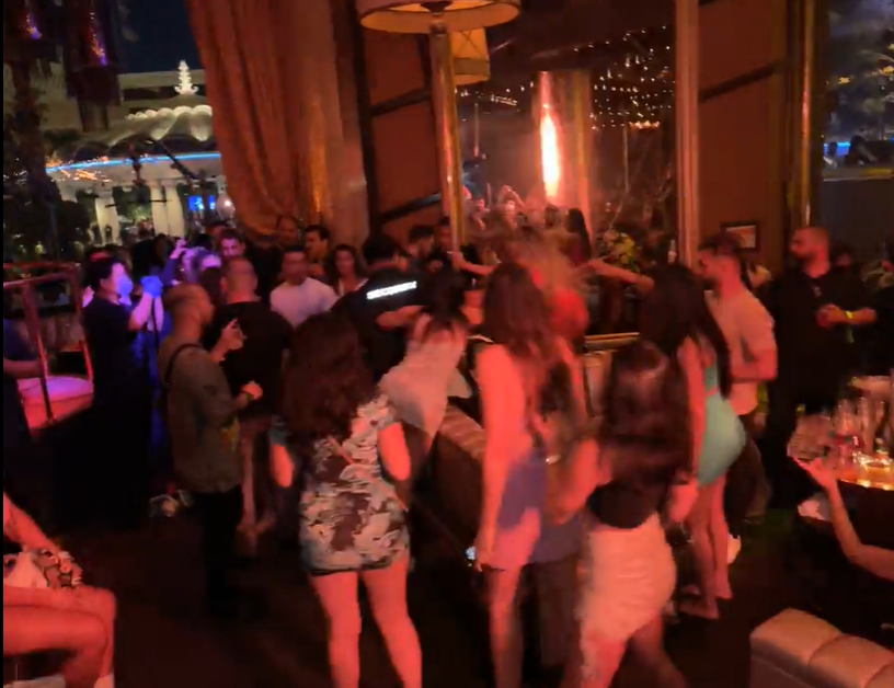 VIDEO. Ce se întâmplă când femeile se iau la bătaie în club?