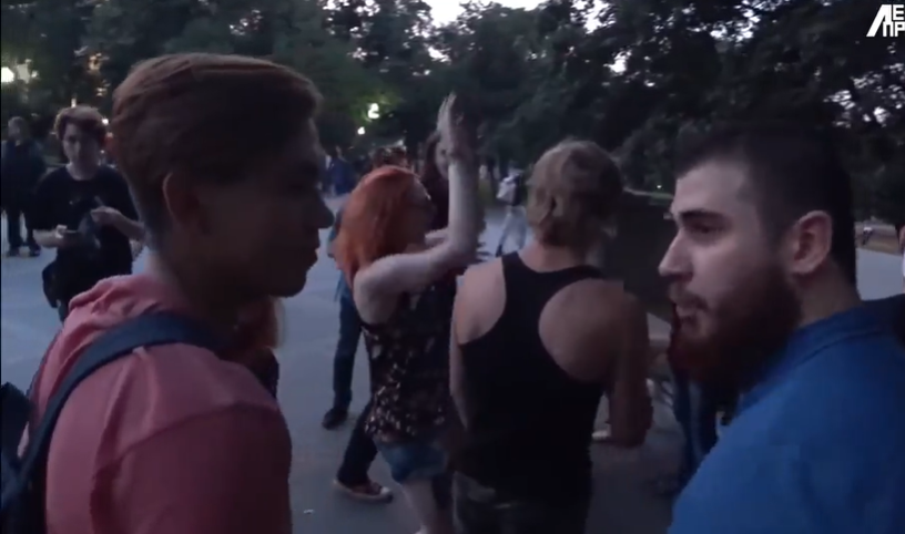 VIDEO. Un activist rus anti-alcool s-a dus peste niște adolescenți care beau în public! Ce a urmat?