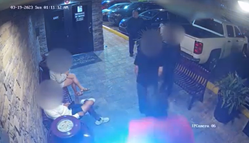 VIDEO. Bodyguardul oprește o persoană mascată care încearcă să între în club cu un pistol!