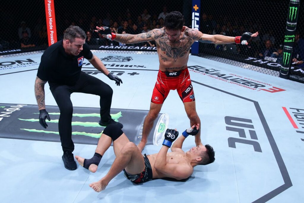 Max Holloway l-a făcut KO pe Korean Zombie și demonstrează din nou că este unul dintre cei mai buni luptători din lume! 