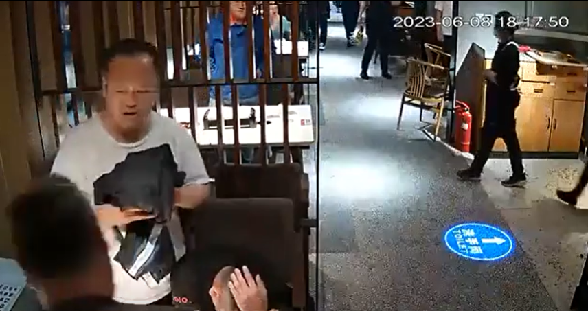 VIDEO. Un client a fost bătut și mutilat cu pahare și bețișoare într-un restaurant chinezesc pentru că nu și-a plătit nota!